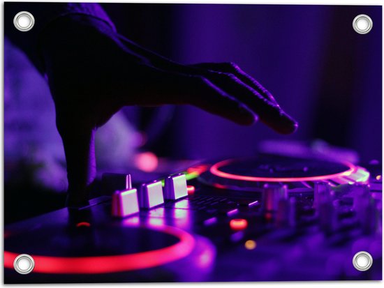 Tuinposter – Hand van DJ op DJ set met Neon Lichten - 40x30 cm Foto op Tuinposter (wanddecoratie voor buiten en binnen)