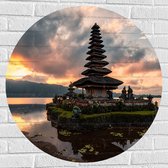 Muursticker Cirkel - Zonsopkomst bij Pura Ulun Danu Bratan Tempel, Indonesië - 80x80 cm Foto op Muursticker