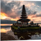 PVC Schuimplaat- Zonsopkomst bij Pura Ulun Danu Bratan Tempel, Indonesië - 80x80 cm Foto op PVC Schuimplaat