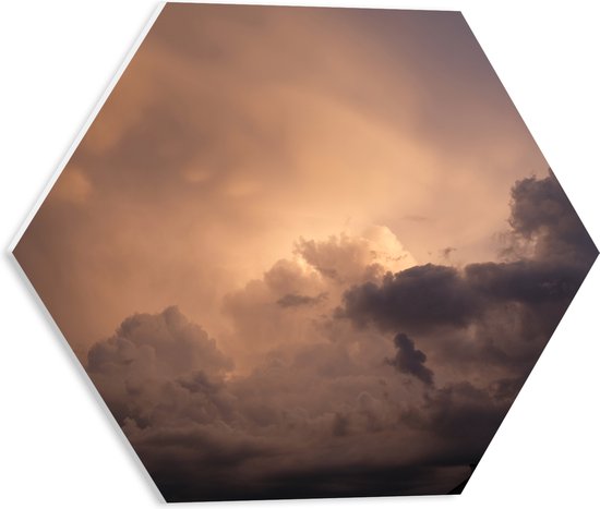 PVC Schuimplaat Hexagon - Zon achter Donkere Regenwolken - 40x34.8 cm Foto op Hexagon (Met Ophangsysteem)