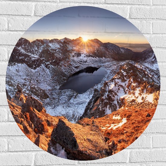 Muursticker Cirkel - Zon Zakkend achter Bergen met Sneeuw - 80x80 cm Foto op Muursticker