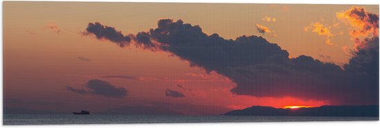 Vlag - Zonsondergang bij Donkere Regenwolken boven de Oceaan - 90x30 cm Foto op Polyester Vlag