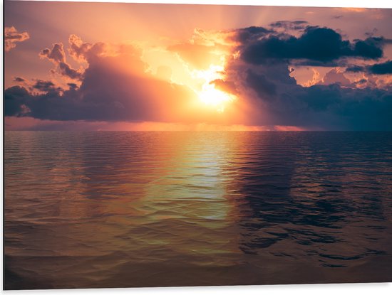 Dibond - Zon Verdwijnend achter de Wolken boven Kalme Zee - 80x60 cm Foto op Aluminium (Wanddecoratie van metaal)