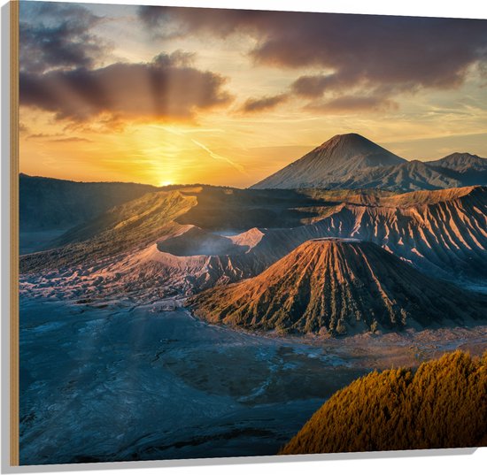 Hout - Zonsondergang verdwijnend achter Bergen in Vulkaangebied - 100x100 cm - 9 mm dik - Foto op Hout (Met Ophangsysteem)