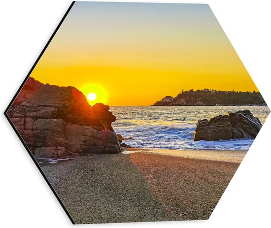 Dibond Hexagon - Zon verdwijnend achter Rots op het Strand aan de Zee - 30x26.1 cm Foto op Hexagon (Met Ophangsysteem)