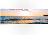 PVC Schuimplaat - Zonnestralen achter Wolken boven Kalme Zee - 90x30 cm Foto op PVC Schuimplaat (Met Ophangsysteem)