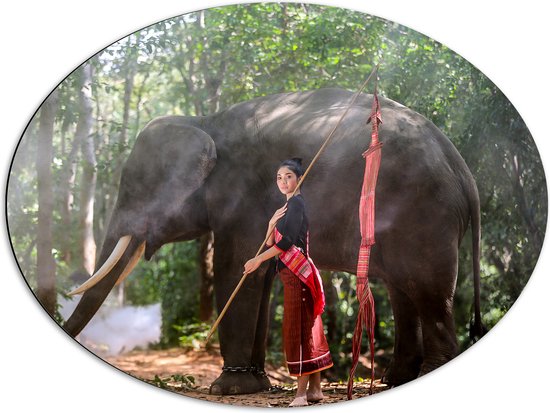 Dibond Ovaal - Aziatische Vrouw bij Olifant in het Bos - 80x60 cm Foto op Ovaal (Met Ophangsysteem)