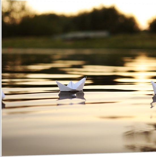 PVC Schuimplaat - Drie Witte Origami Bootjes Drijvend op het Meer - 80x80 cm Foto op PVC Schuimplaat (Met Ophangsysteem)