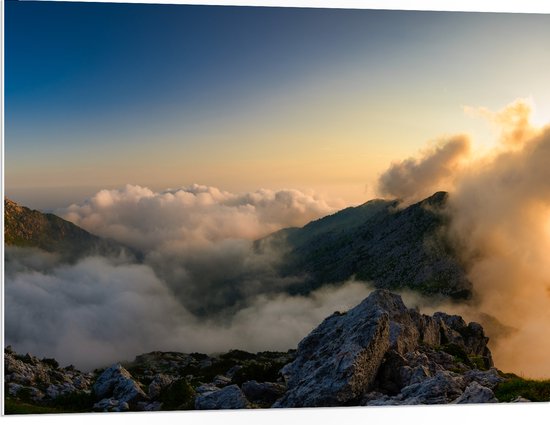PVC Schuimplaat- Dicht Wolkenveld Liggend op de Top van Bergen - 100x75 cm Foto op PVC Schuimplaat