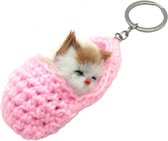Een schattig en lief poesje (10cm x 5cm) slapend in een pantoffel. Een leuke sleutelhanger met kat in de pantoffel om bijvoorbeeld aan je sleutelbos, tas of rugzak vast te maken. Voor uzelf of als Cadeau.