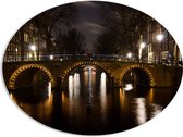 PVC Schuimplaat Ovaal - Verlichte Amsterdamse Gracht in de Nacht - 96x72 cm Foto op Ovaal (Met Ophangsysteem)