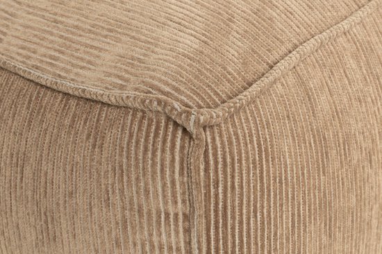 Détail d'angle d'un tissu velours côtelé marron avec des côtes prononcées et des surpiqûres nettes.