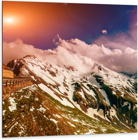 Dibond - Bergtoppen in Dicht Wit Wolkenveld bij Zonsondergang - 100x100 cm Foto op Aluminium (Wanddecoratie van metaal)