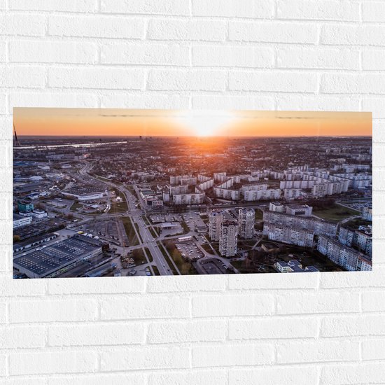 Muursticker - Bovenaanzicht van Stad met Zonsondergang - 100x50 cm Foto op Muursticker