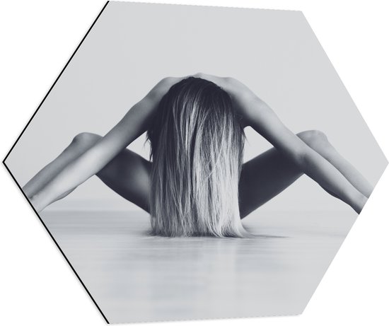 Dibond Hexagon - Vrouw met Gespreide Benen in Yogapositie (Zwart- wit) - 80x69.6 cm Foto op Hexagon (Met Ophangsysteem)