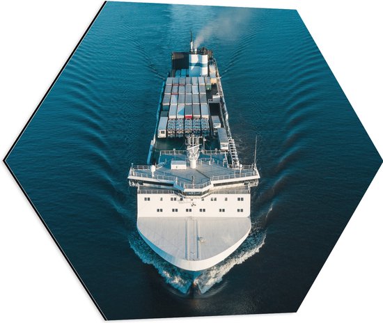 Dibond Hexagon - Vooraanzicht van Groot Vrachtschip Varend op de Zee - 60x52.2 cm Foto op Hexagon (Met Ophangsysteem)