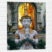 Muursticker - Grijze Boeddha voor Tempel met Gouden Details - 60x80 cm Foto op Muursticker