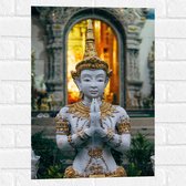 Muursticker - Grijze Boeddha voor Tempel met Gouden Details - 40x60 cm Foto op Muursticker
