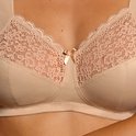 Close-up van een beige beha met kanten cups en strikje.