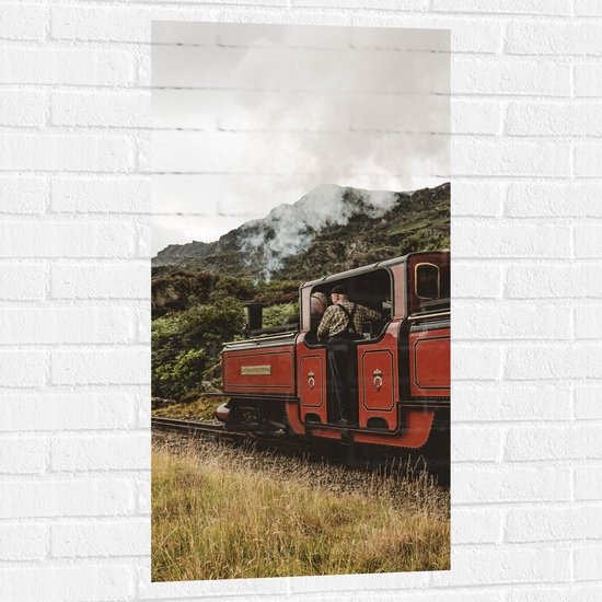 Muursticker - Oude Machinist op Traditionele Rode Trein door Landschap - 50x100 cm Foto op Muursticker