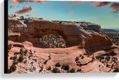 WallClassics - Canvas - Uitzicht vanaf Rots over Wolken en Rotsen in het Arches National Park in Utah, Amerika - 60x40 cm Foto op Canvas Schilderij (Wanddecoratie op Canvas)