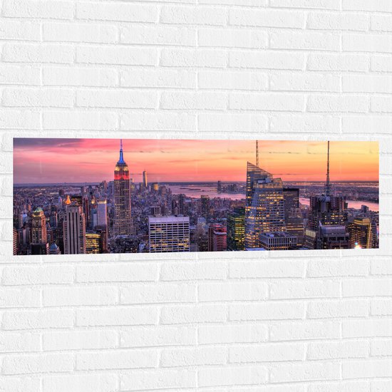 WallClassics - Muursticker - Uitzicht over de Stad New York bij Zonsopkomst - 120x40 cm Foto op Muursticker