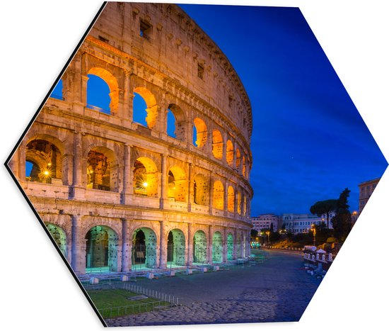 WallClassics - Dibond Hexagon - Voetpad langs Colloseum van Rome in de Avond - 40x34.8 cm Foto op Hexagon (Met Ophangsysteem)