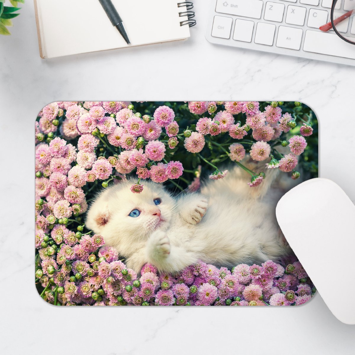 Muismat - Witte Kitten Spelend tussen Roze Bloemen - 25x18 cm - 2 mm Dik - Muismat van Vinyl