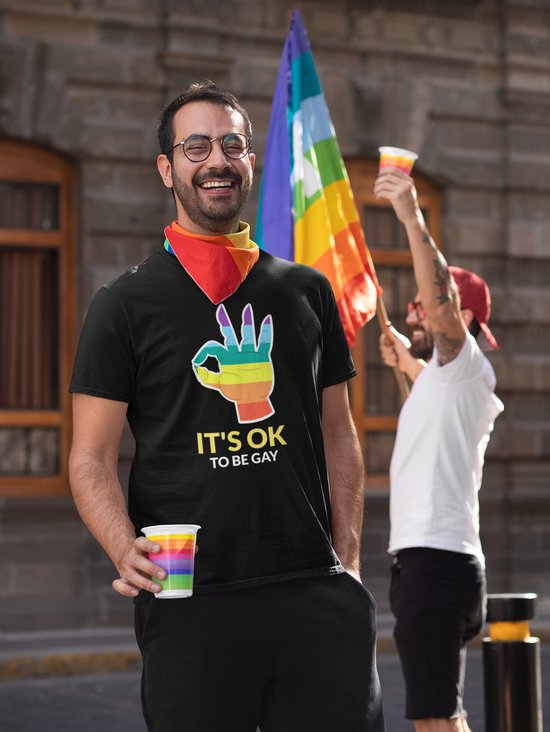 Shirt - It’s ok te be gay - Wurban Wear | Grappig shirt | Pride | Unisex tshirt | Pride vlag | Regenboog vlag | LGBTQ | Make up | Gay | Liefde | Zwart