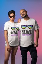 Shirt - Love is in the air - Wurban Wear | Grappig shirt | Pride | Unisex tshirt | Pride vlag | Regenboog vlag | LGBTQ | Make up | Gay | Liefde | Wit