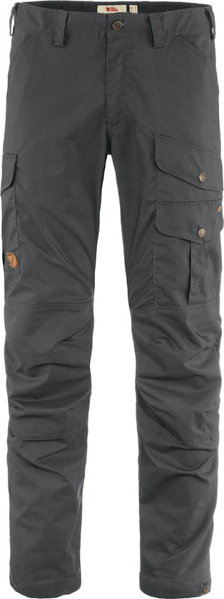 Donkergrijze cargo broek met meerdere zakken en Fjällräven logo op de linker zak.