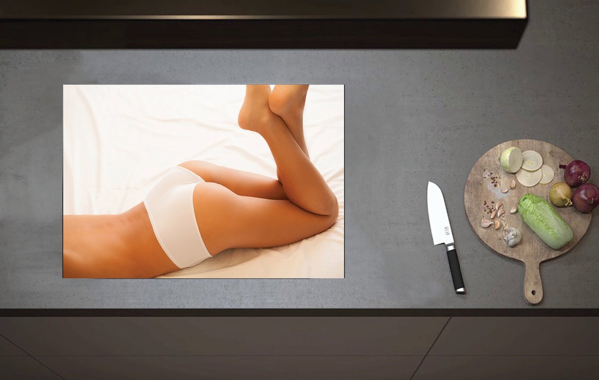 Inductieplaat Beschermer - Liggende Vrouw in Ondergoed op Witte Lakens - 70x52 cm - 2 mm Dik - Inductie Beschermer van Vinyl