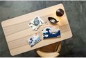 Mosaïque LEGO Art Hokusai - La Grande Vague en briques bleues, blanches et brunes, à côté d'un livre illustrant la même image.