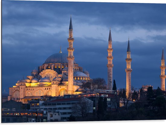 WallClassics - Dibond - Zijaanzicht van Süleymaniye Moskee in de Nacht in Istanbul, Turkije - 80x60 cm Foto op Aluminium (Wanddecoratie van metaal)