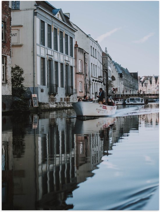 Poster Glanzend – Gebouwen aan het Water met Boot - 60x80 cm Foto op Posterpapier met Glanzende Afwerking