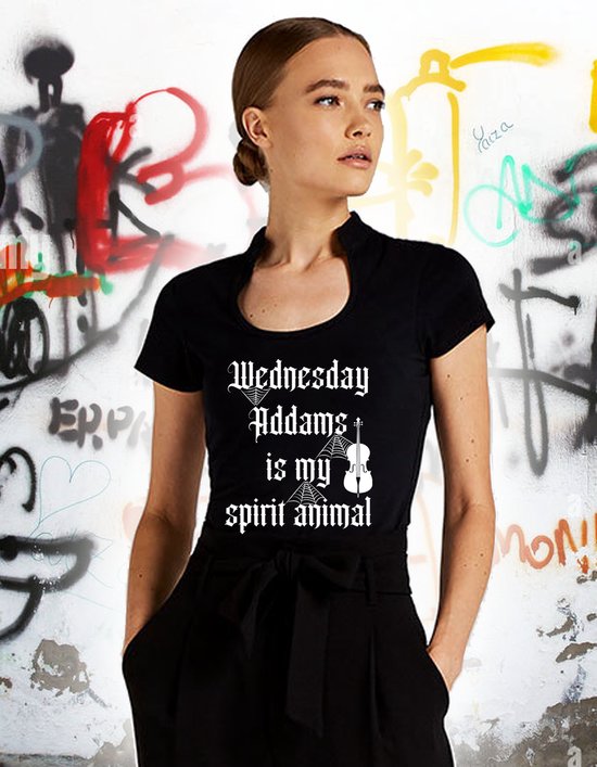 Rick & Rich - Zwart T-shirt Keyhole - Spirit animal - The Addams Family - Gothic T-shirt - Wednesday T-shirt - Zwart Wednesday T-shirt - Zwart T-shirt maat M/L - T-shirt met keyhole hals - Wednesday Addams