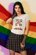 Shirt - Love is never wrong - Wurban Wear | Grappig shirt | Pride | Unisex tshirt | Pride vlag | Regenboog vlag | LGBTQ | Make up | Gay | Liefde | Wit
