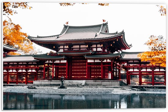 PVC Schuimplaat- Rode Boeddhistische Tempel in Japan met Oranje Bomen - 60x40 cm Foto op PVC Schuimplaat