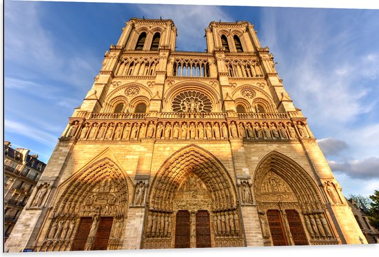 WallClassics - Dibond - Vooraanzicht van de Notre Dame in Parijs - 105x70 cm Foto op Aluminium (Met Ophangsysteem)