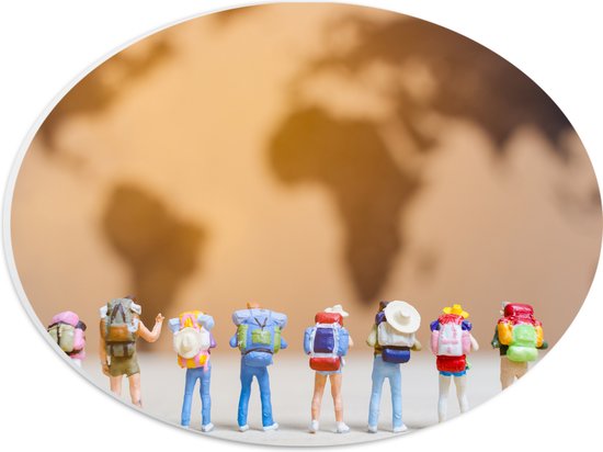 PVC Schuimplaat Ovaal - Groepje Miniatuurpoppetjes kijkend naar Wereldkaart - 28x21 cm Foto op Ovaal (Met Ophangsysteem)