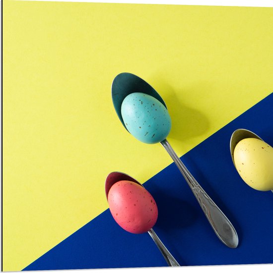 Dibond - Gekleurde Eieren op Lepels op Blauwe en Gele Vakken - 80x80 cm Foto op Aluminium (Wanddecoratie van metaal)