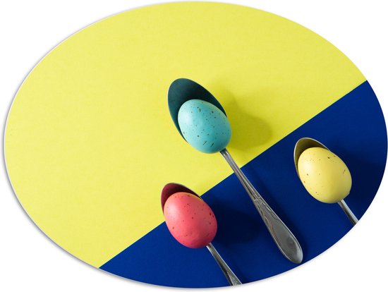 PVC Schuimplaat Ovaal - Gekleurde Eieren op Lepels op Blauwe en Gele Vakken - 108x81 cm Foto op Ovaal (Met Ophangsysteem)