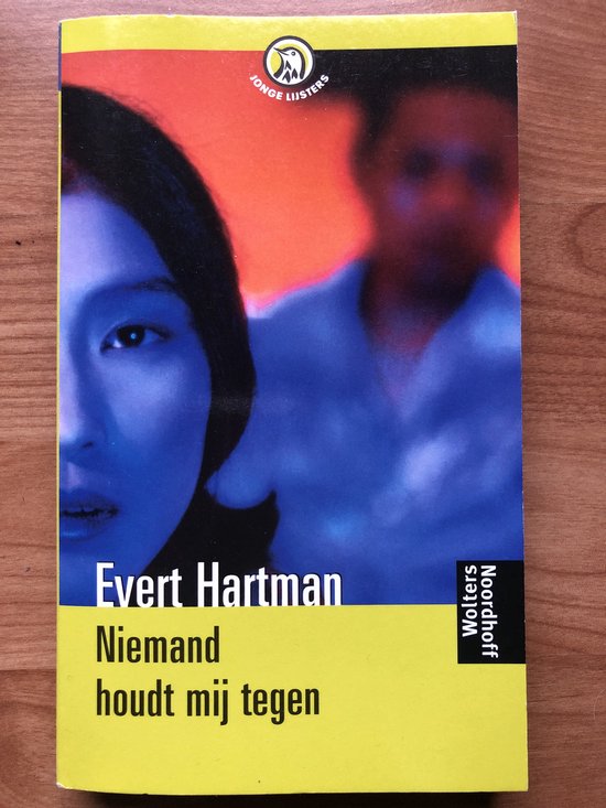 Boek 'Niemand houdt mij' van Evert Hartman. Gevuld met blauwe en oranje kleuren, en een gedeeltelijk gezicht.