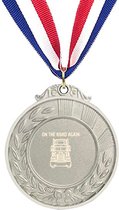 Akyol - on the road again medaille zilverkleuring - Vrachtwagen chauffeur - cadeau vrachtwagenchauffeur - leuk cadeau voor de beste vrachtwagenchauffeur om te geven - verjaardag vrachtwagenchauffeur