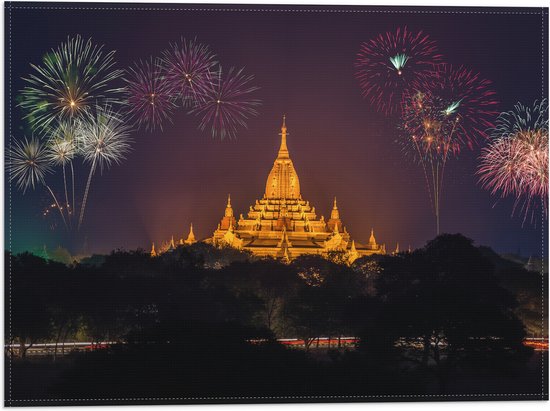 Vlag - Vuurwerkpijlen boven Verlichte Tempel - 40x30 cm Foto op Polyester Vlag
