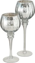 Luxe glazen design kaarsenhouders/windlichten set van 2x stuks metallic zilver met formaat tussen de 25 en 30 cm