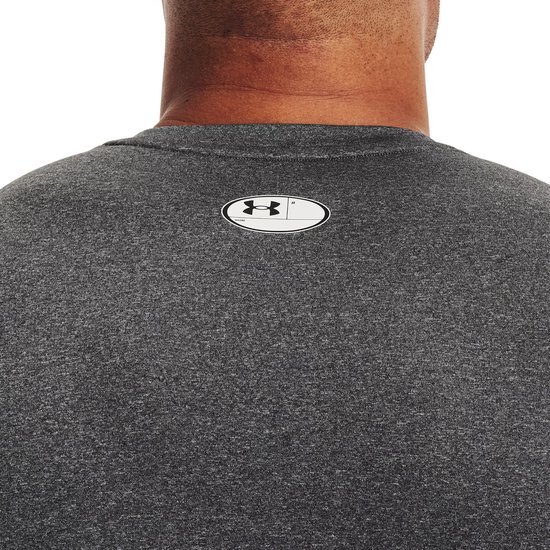 Donkergrijs sportshirt met het Under Armour logo op de achterkant van de nek.