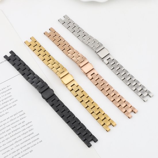 Quatre bracelets de montre connectée détachés en métal, de couleur noire, dorée, or rose et argentée.