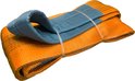 Gevouwen oranje hijsband met blauwe hijsogen, vastgebonden met plastic band.