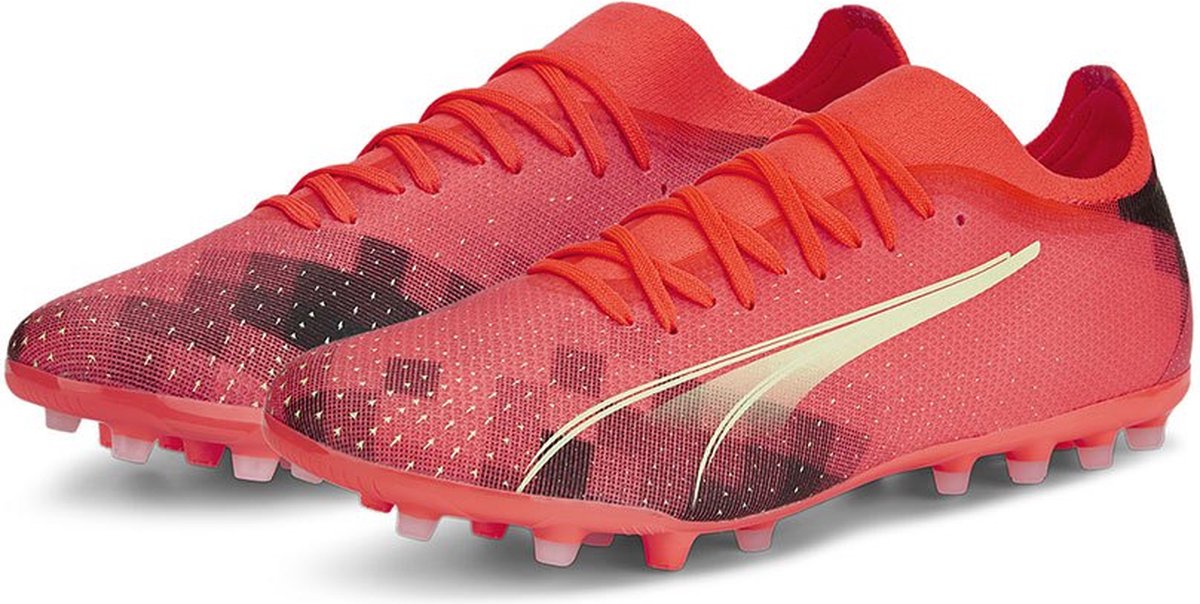 PUMA Ultra Match MG voetbalschoenen in Fiery Coral, lichtgewicht mesh met Gripcontrol-huid, maat EU 42.